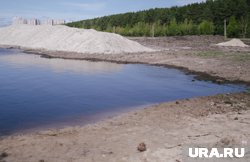 Житель Ноябрьска заметил краску, стекающую в озеро Ханто (архивное фото)