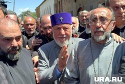 Католикос всех армян Гарегин II (в центре) и архиепископ Микаэл Аджапанян (справа)