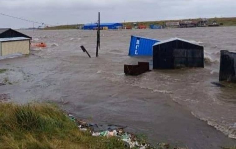 В Гыде балки и гаражи сносит в реку