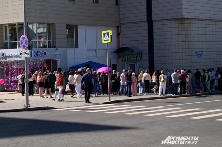 Огромная очередь растянулась по улице Куйбышева в центре Перми