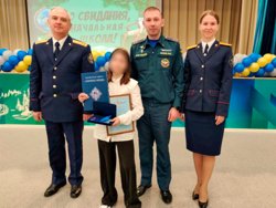 10-летнюю Ульяну Лошкову из Ханты-Мансийска наградили за мужество при пожаре