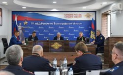Свинов (за столом второй справа) представлен в качестве врио главы ГУВД Волгоградской области
