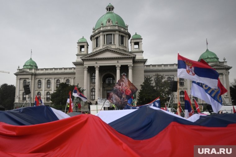 Протестующие собрались у здания парламента