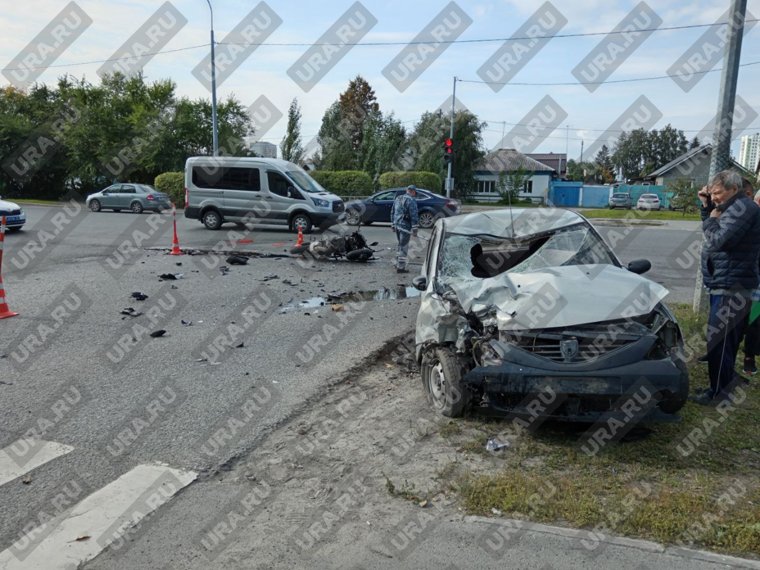 Мотоцикл отбросило в сторону 