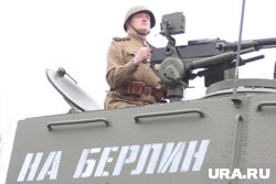 Хабаровчанин воссоздал сцену с флагом СССР при взятии Берлина