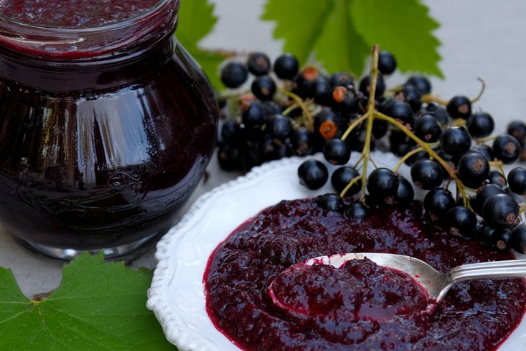 Смородина с сахаром — классический способ сохранить ягоды без варки