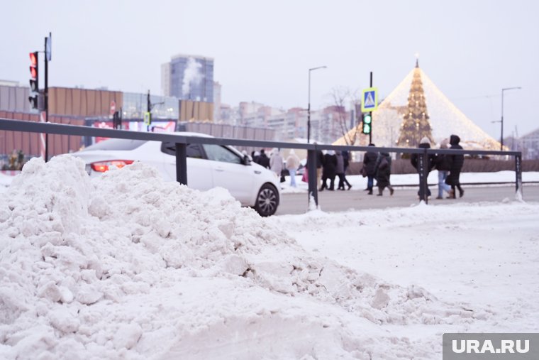 На Эспланаде на обочине лежат сугробы