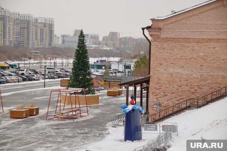 В городе появились первые праздничные украшения