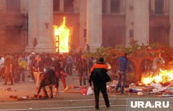 В мемориалу погибшим в Доме профсоюзов возложили цветы в Донецке