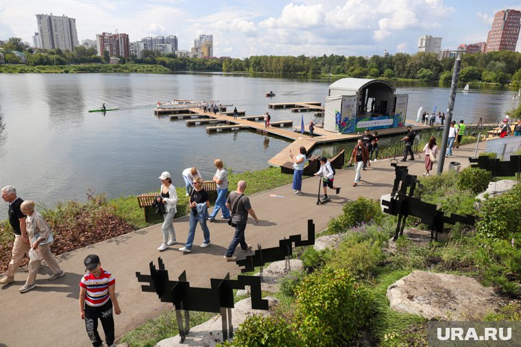 Набережная за Макаровским мостом