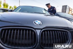 BMW вылетело на остановку после ДТП