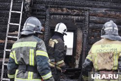 Крупный пожар охватил свердловскую деревню — сгорело 10 домов
