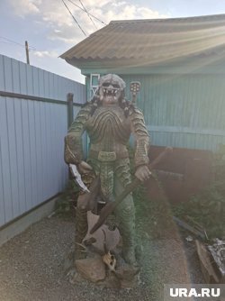 Скульптура Хищника охраняет Катайский округ