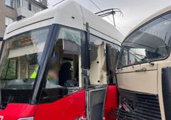 Многотонный грузовик занесло, и он врезался в трамвай 
