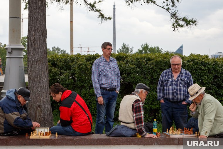 Игроки в шахматы «на Плотинке» в Екатеринбурге