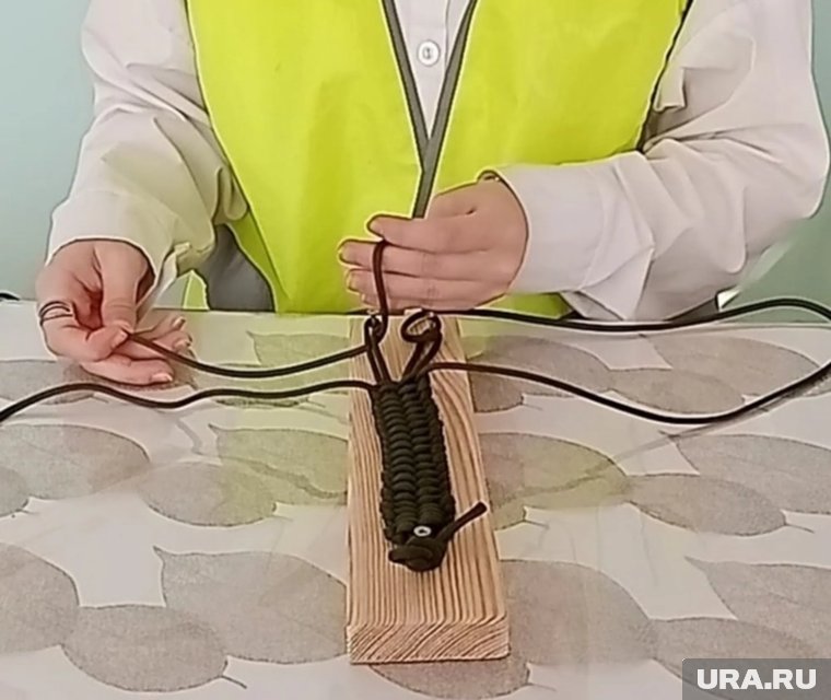 Браслет из паракорда за мгновение превращается в пятиметровую веревку
