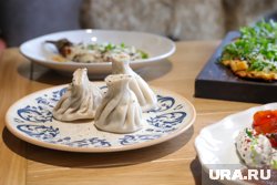 Посетители заказывают хинкали