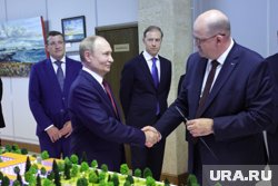 Владимиру Путину презентовали уникальный фотоальбом о его первой встрече с атомщиками