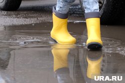 На игровую площадку в Кургане вышла вода