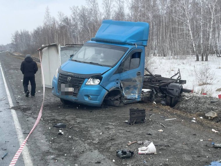 Легковушка врезалась в едущий навстречу автомобиль «Луидор»