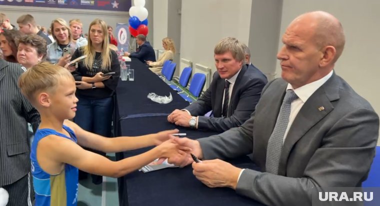 Александр Карелин в курганском спорткомплексе «Медведь» пообщался с юными спортсменами