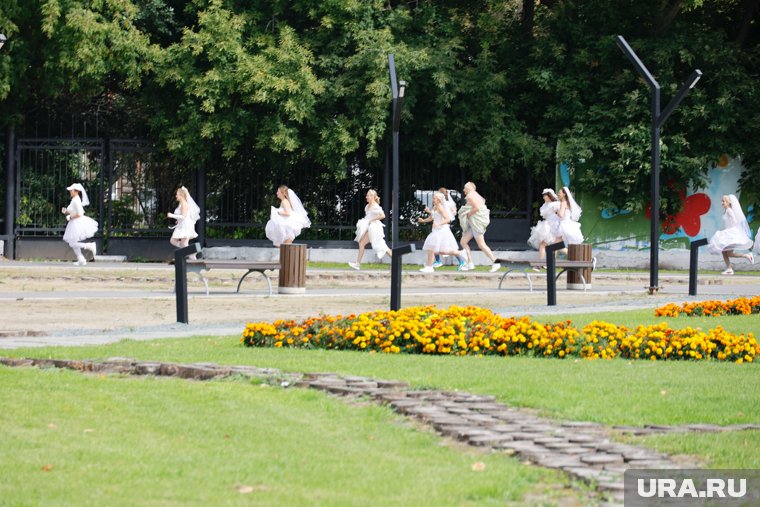 Женщины соревновались в свадебных платьях в Кургане