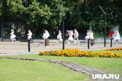 Женщины соревновались в свадебных платьях в Кургане