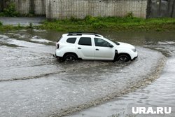 В Воронеже бушует непогода, авто плывут по дорогам