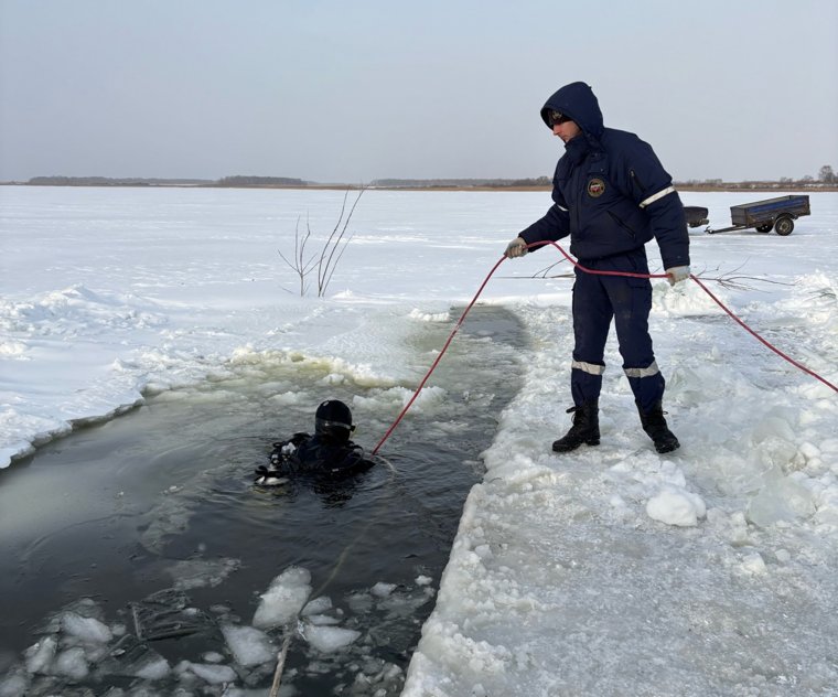 Курганские водолазы спустились в озеро Иткуль