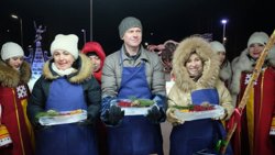 Антон Колодин со строганиной на Дне оленевода