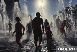 Девочка несколько раз пробегала под струями воды, но в третий раз упала без сознания 