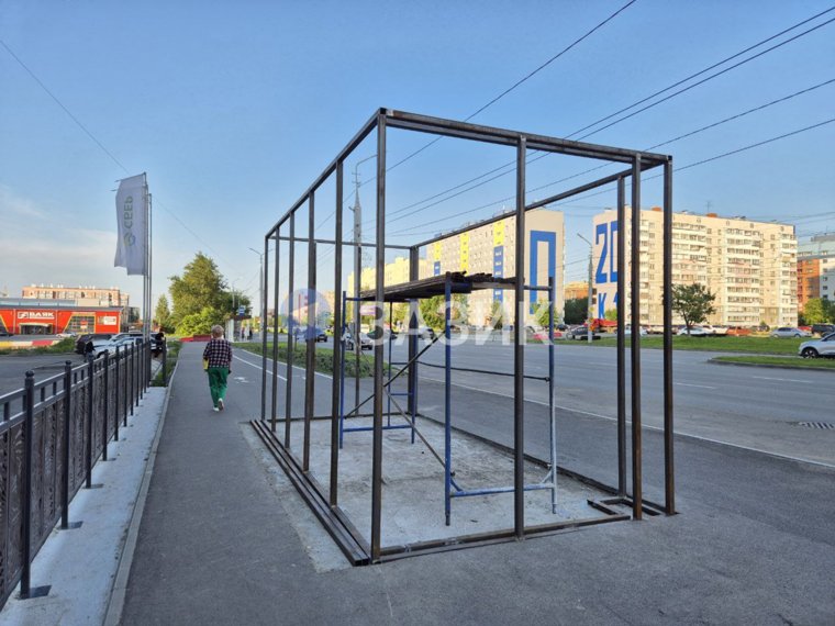 В Кургане началась установка нового остановочного комплекса