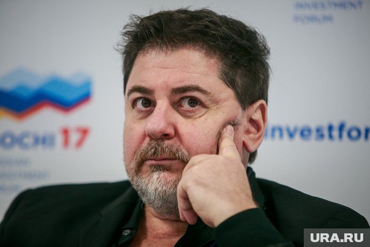 Цекало оставил семье особняк на Рублевке, а сам переехал в США с художницей Дариной Эрвин, пишут telegram-каналы