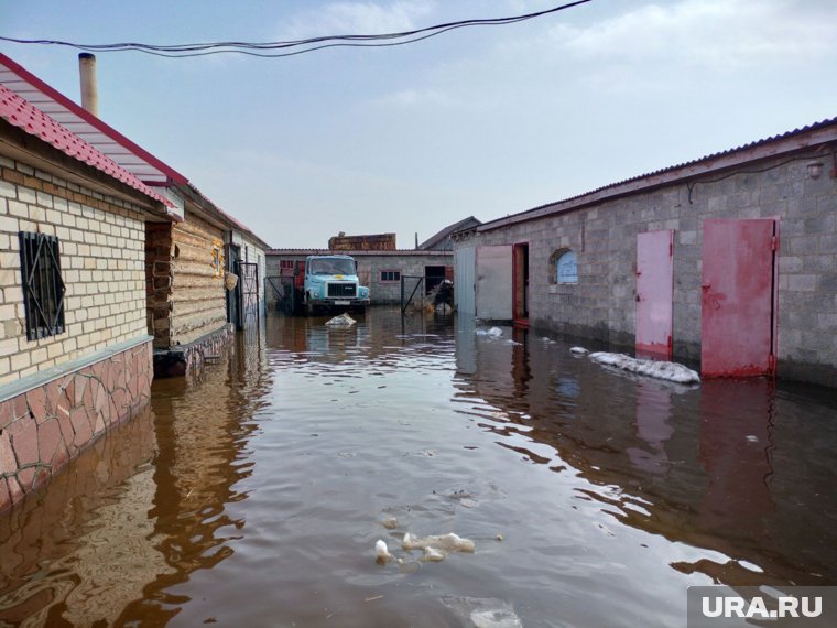 Вода подтопила участки и дома