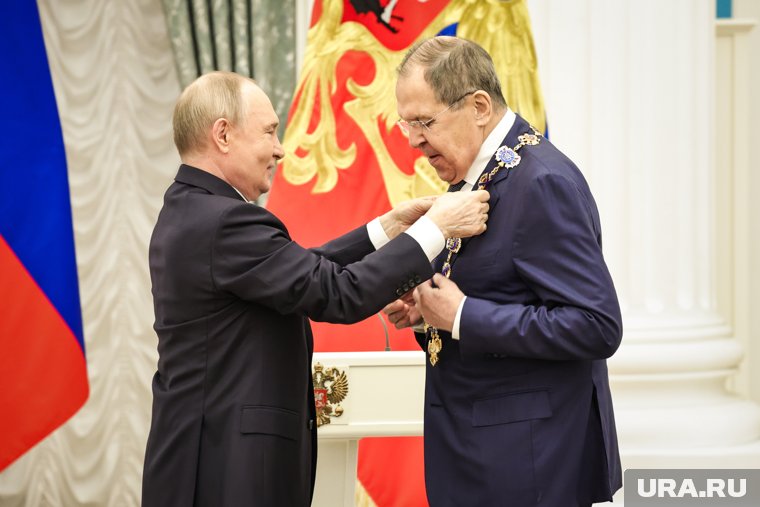 Цепь Ордена св. апостола Андрея Первозванного не сразу поддалась президенту, и даже после того, как он надел ее на шею Сергея Лаврова, пришлось поправлять звенья