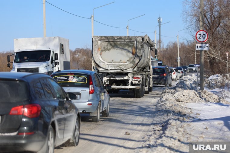 Лабытнангцы встали в длинные пробки, так ка не могут попасть на переправу