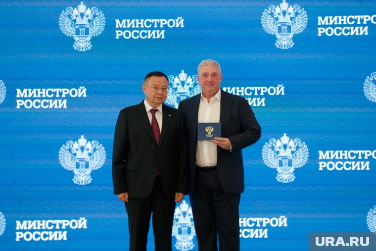 Застройщик Владлен Воробейчик (справа) получил награду от федерального чиновника