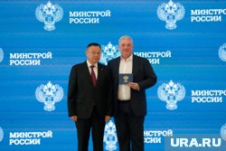 Застройщик Владлен Воробейчик (справа) получил награду от федерального чиновника