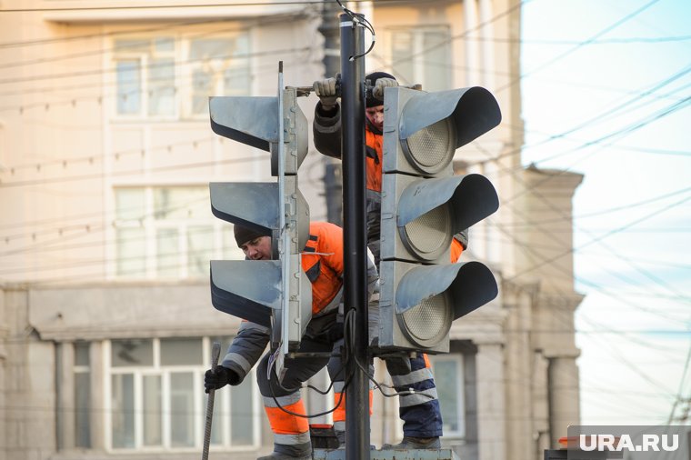 Светофор на перекрестке не работает из-за обрыва кабеля