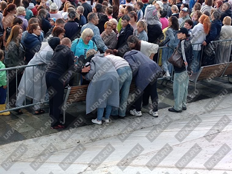 Зрители пытаются оказать первую помощь