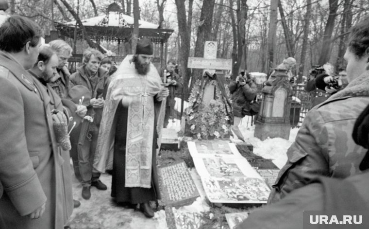 Молебен у памятника-креста Российскому Императорскому Дому Романовых на Ваганьковском кладбище в Москве по случаю 100-летия вступления на трон императора Николая II