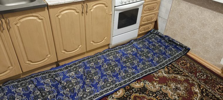 Вместо стульев семья использует большой мат