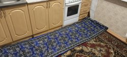 Вместо стульев семья использует большой мат 