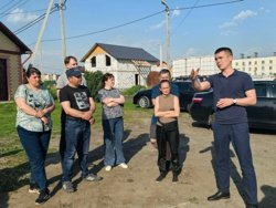 Первый замглавы Шадринска Сорокин пообещал благоустроить территорию (крайний справа)