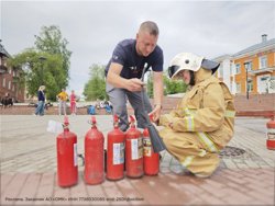 В рамках мастер-класса школьники примерили спецодежду пожарного и тушили импровизированный очаг возгорания