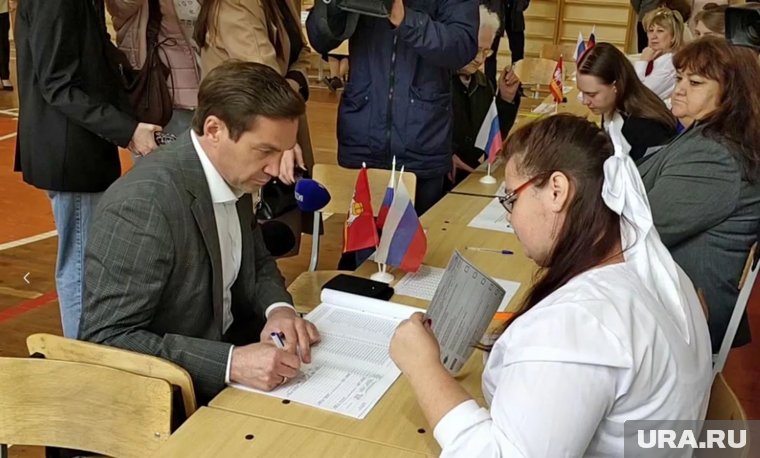 Алексей Лошкин получил избирательные бюллетени в школе №13