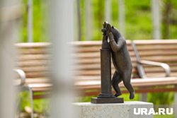 Десять скульптур медведей установили на обновленной набережной Перми весной 2024 года