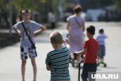 Самый положительный сценарий предполагает старт материнства с 20 лет и массовую многодетность 