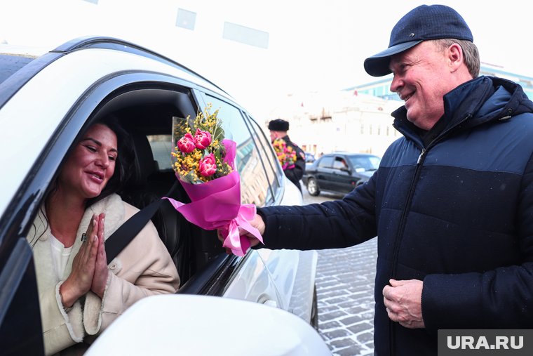 Алексей Орлов дарит дамам букеты 8 марта каждый год