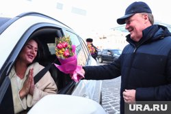 Алексей Орлов дарит дамам букеты 8 марта каждый год